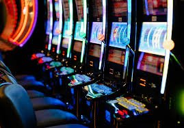 Meja Three Card Poker di studio kaos toto dengan dealer profesional